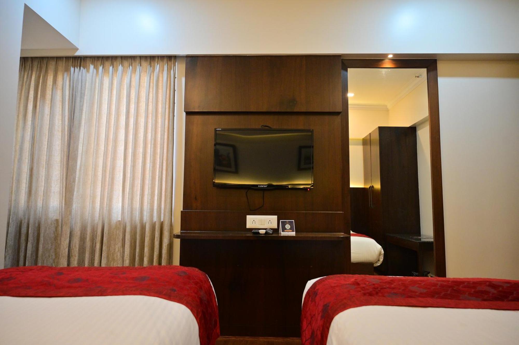Hotel Golden Riviera Mysore Bagian luar foto