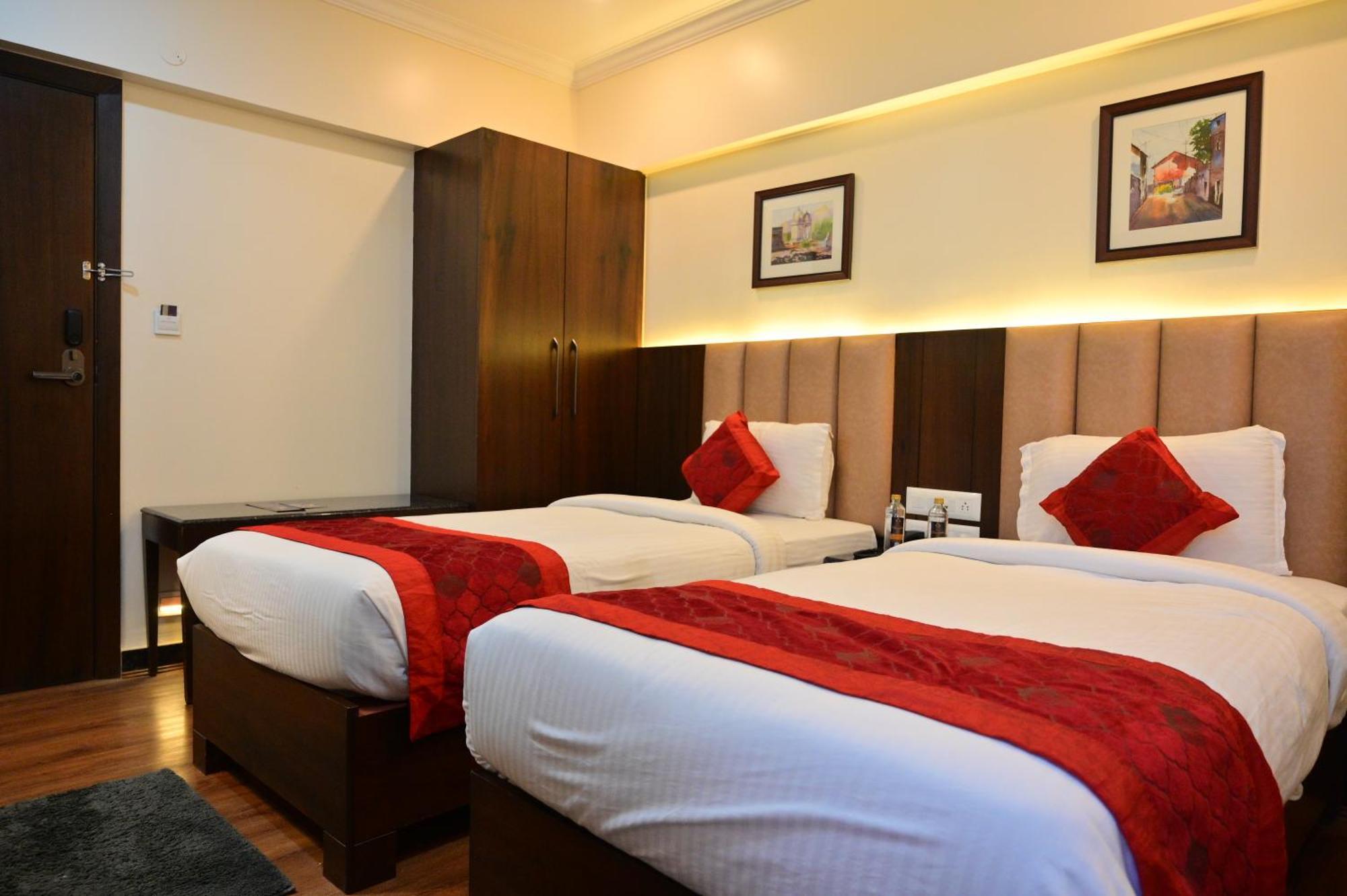 Hotel Golden Riviera Mysore Bagian luar foto
