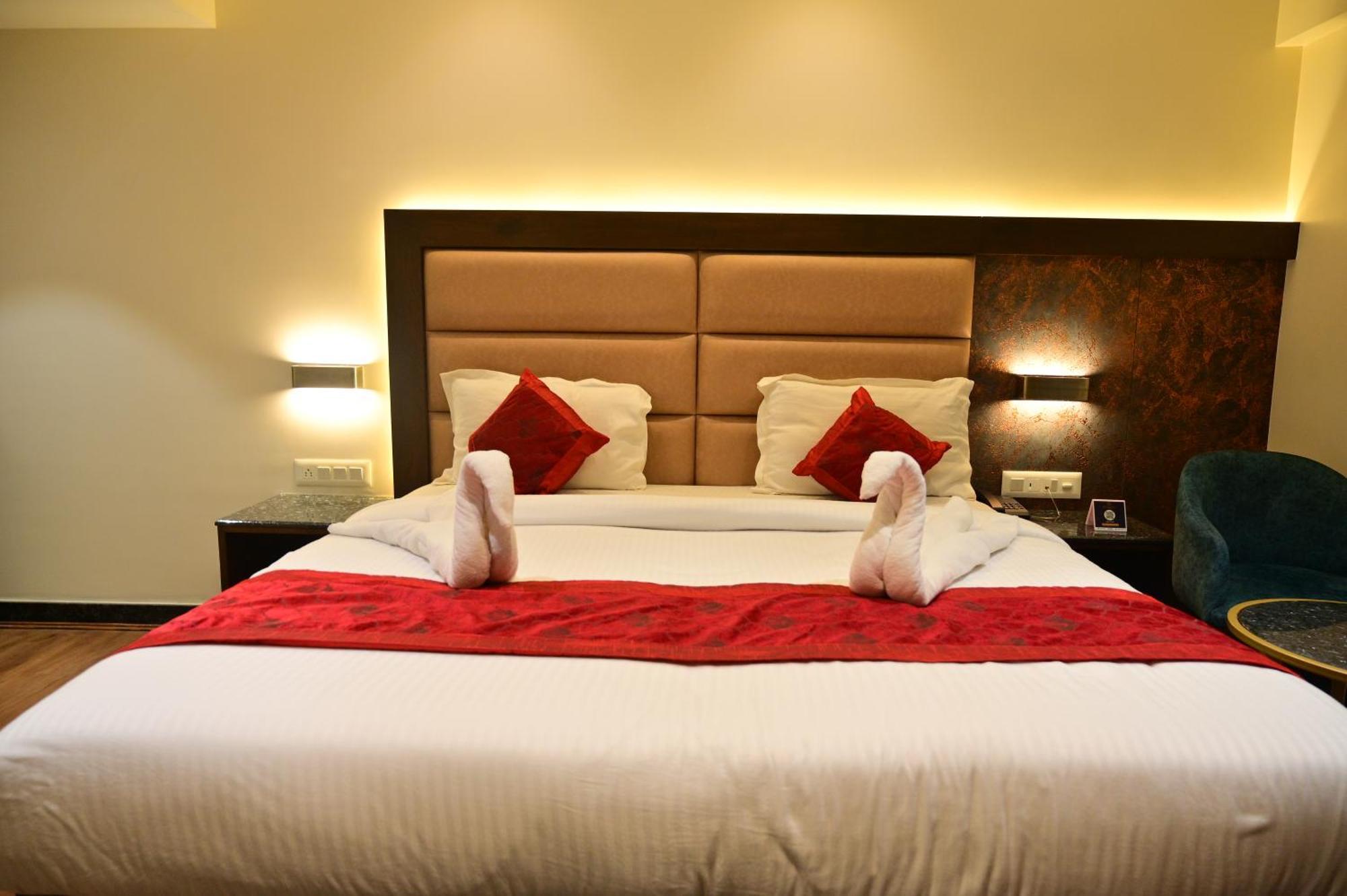 Hotel Golden Riviera Mysore Bagian luar foto