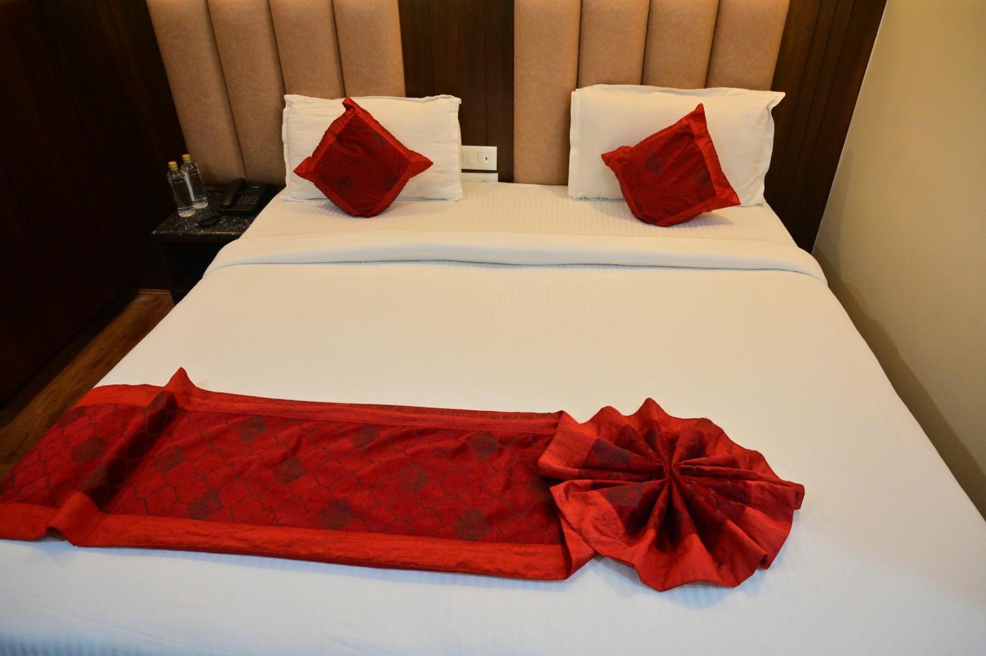Hotel Golden Riviera Mysore Bagian luar foto