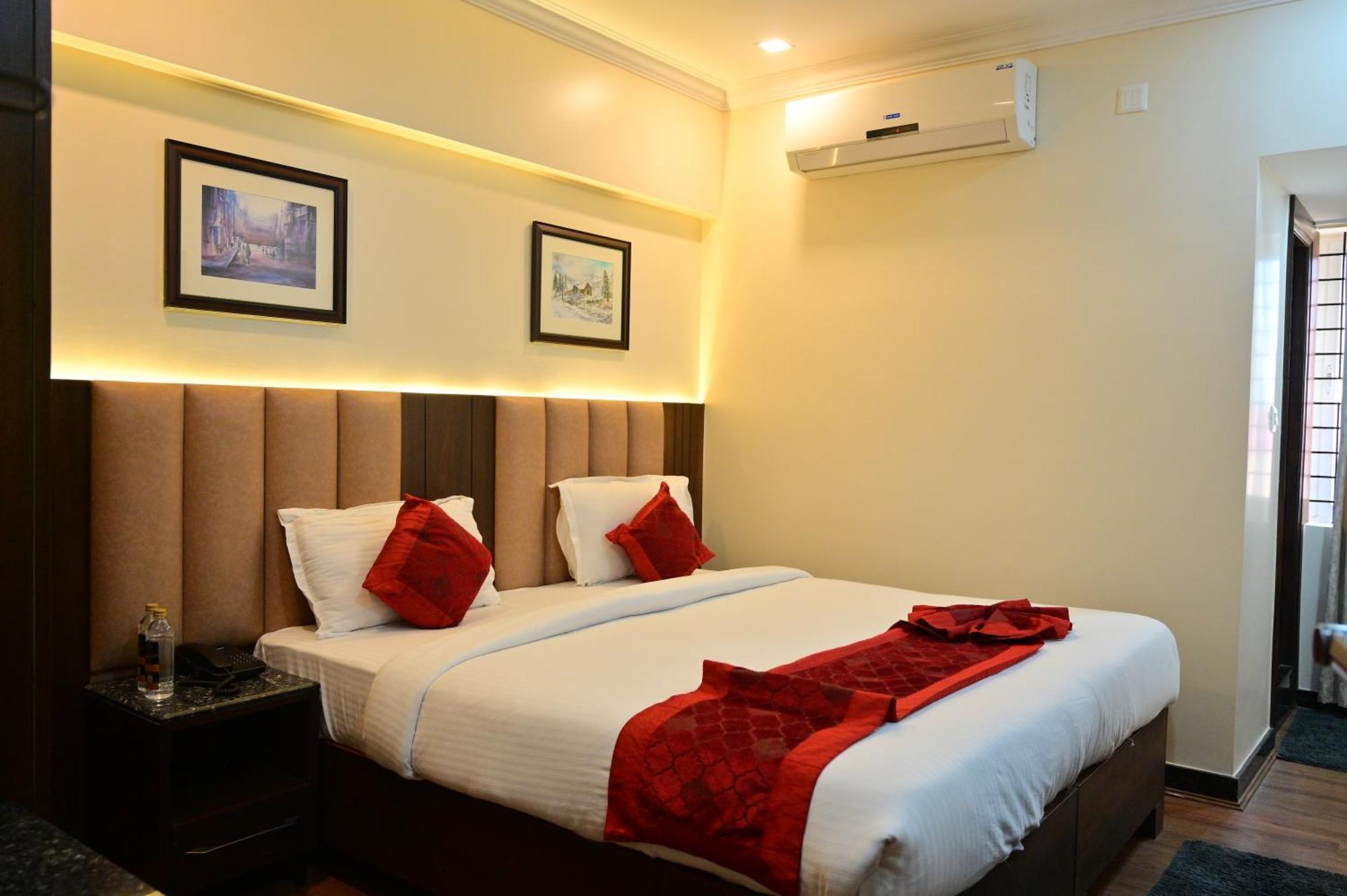Hotel Golden Riviera Mysore Bagian luar foto