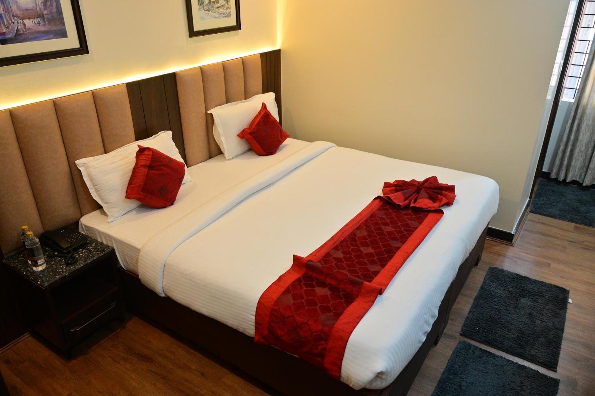Hotel Golden Riviera Mysore Bagian luar foto