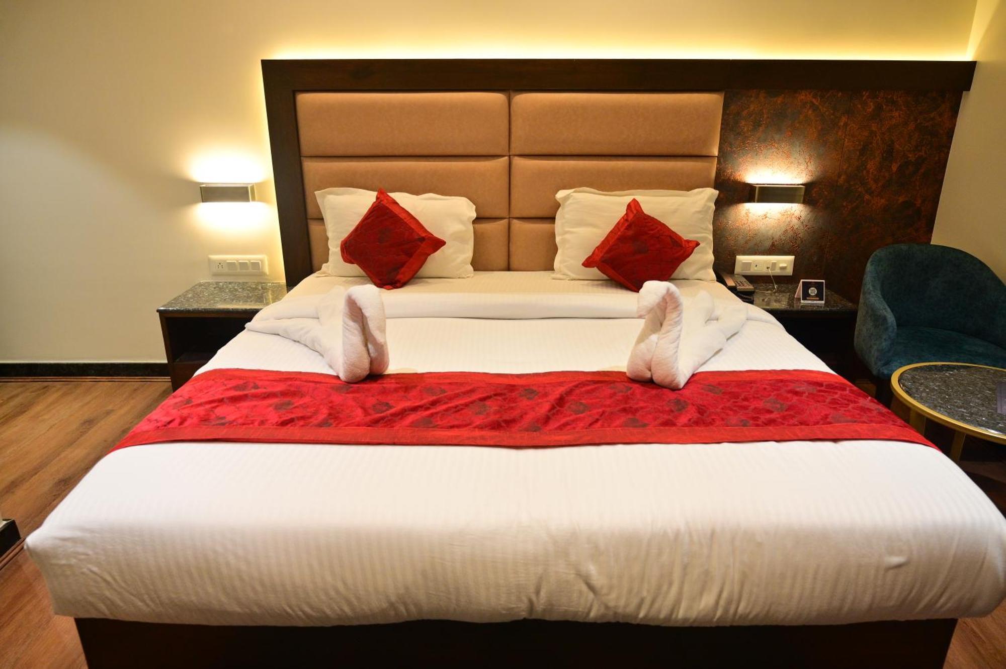 Hotel Golden Riviera Mysore Bagian luar foto