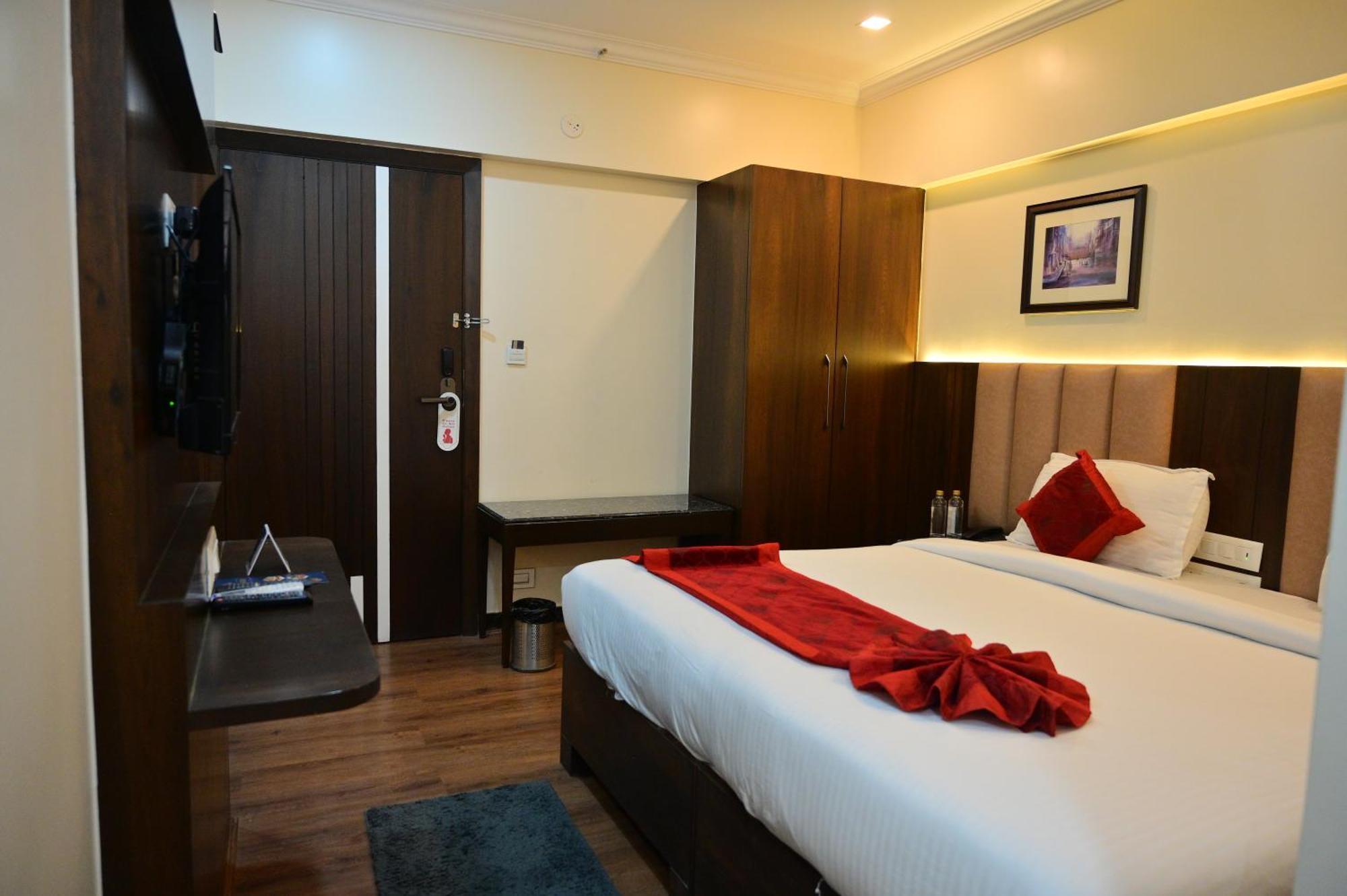 Hotel Golden Riviera Mysore Bagian luar foto