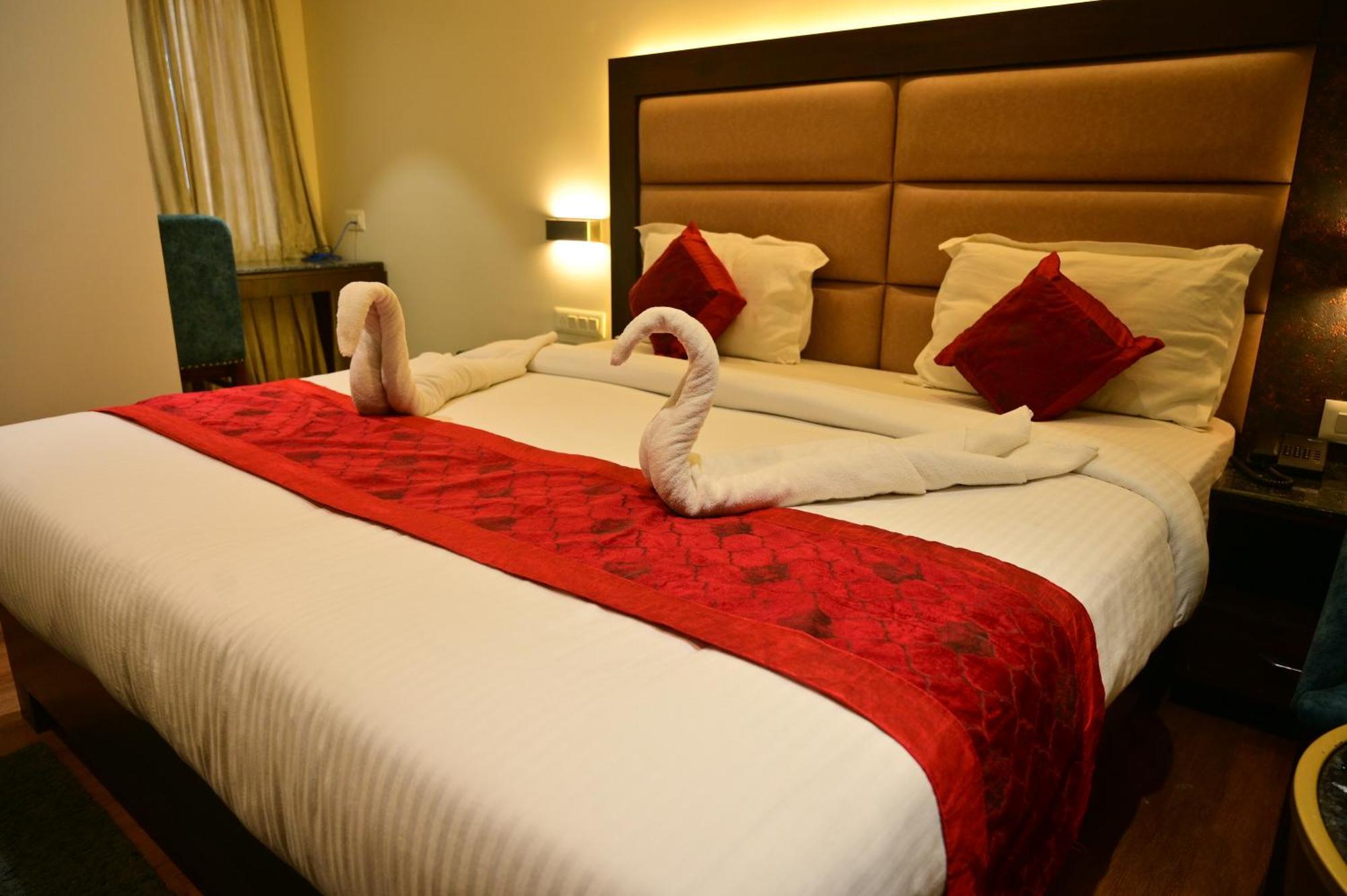 Hotel Golden Riviera Mysore Bagian luar foto