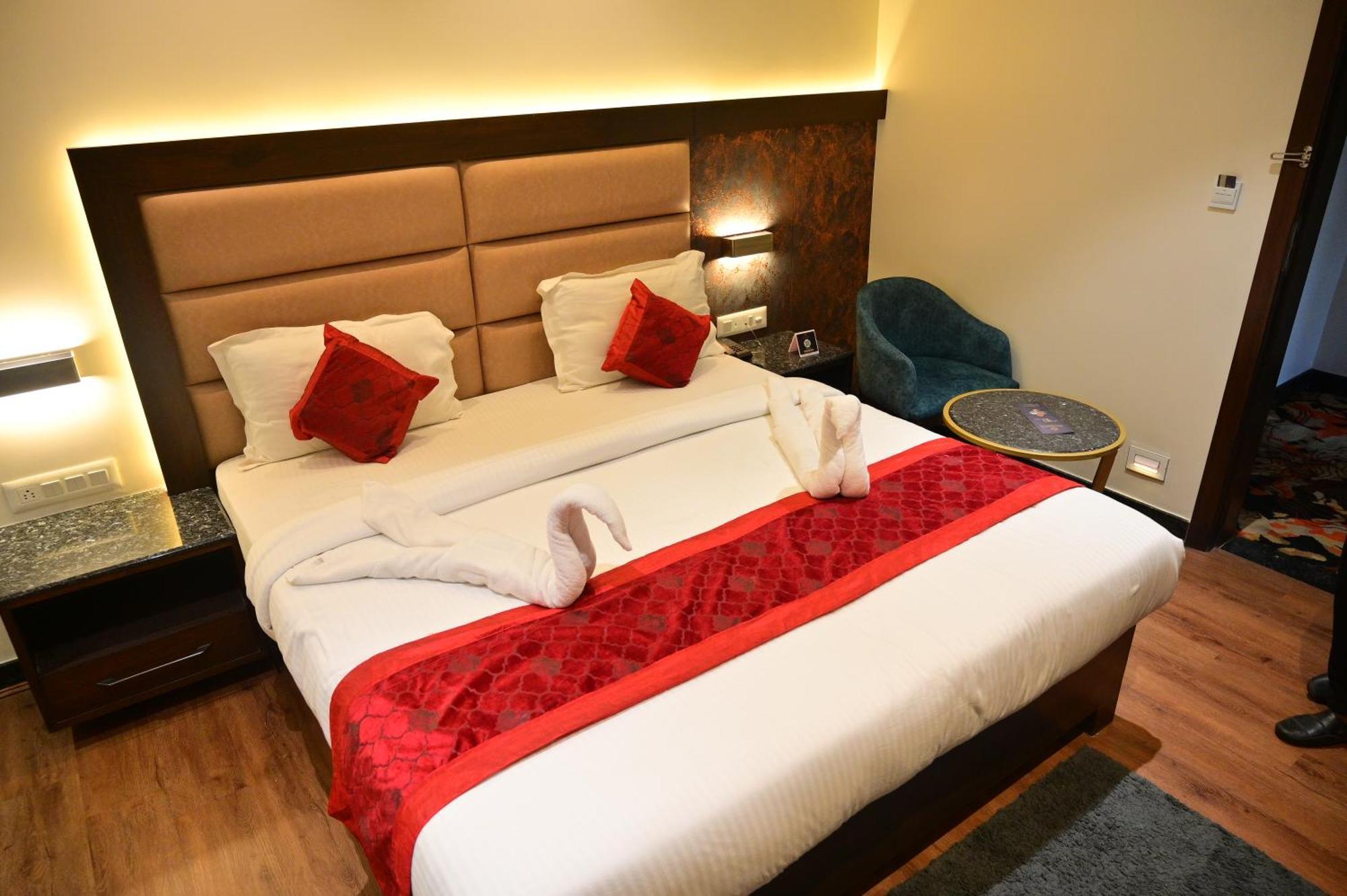 Hotel Golden Riviera Mysore Bagian luar foto