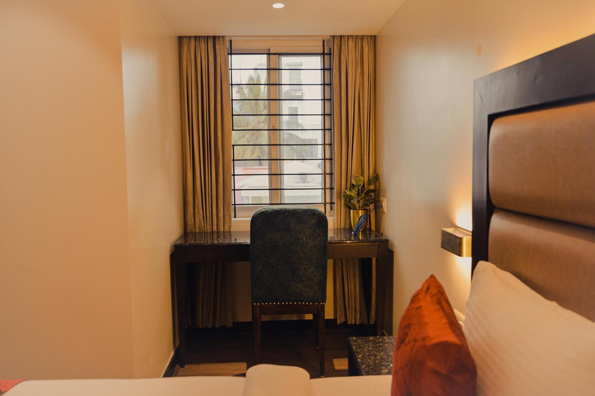Hotel Golden Riviera Mysore Bagian luar foto