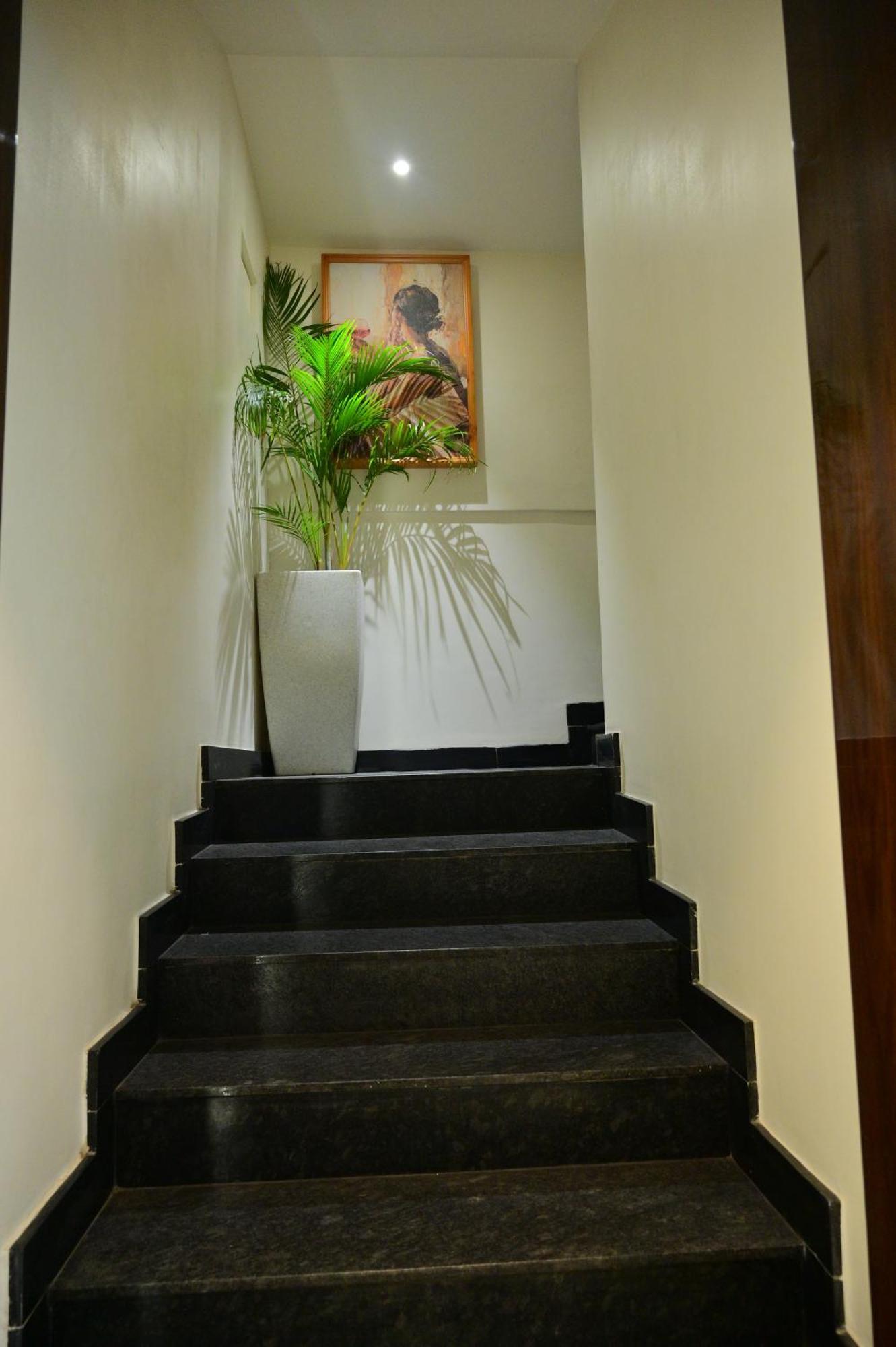 Hotel Golden Riviera Mysore Bagian luar foto