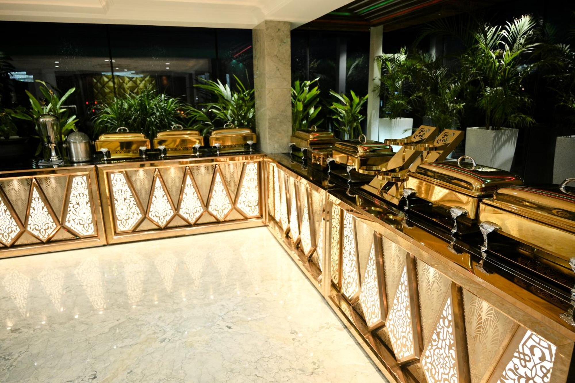 Hotel Golden Riviera Mysore Bagian luar foto