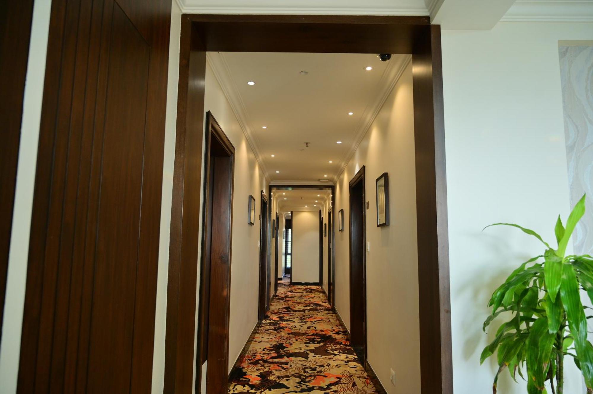 Hotel Golden Riviera Mysore Bagian luar foto