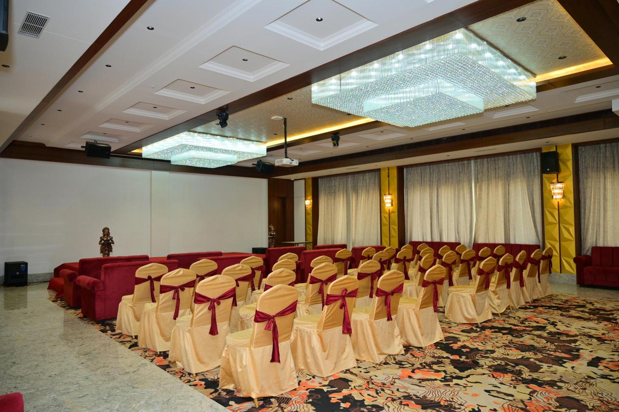Hotel Golden Riviera Mysore Bagian luar foto