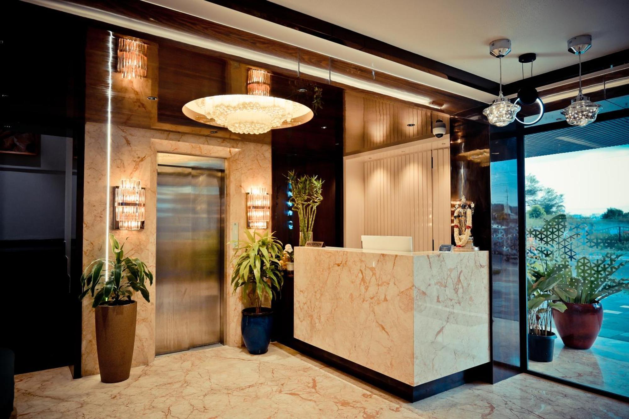 Hotel Golden Riviera Mysore Bagian luar foto