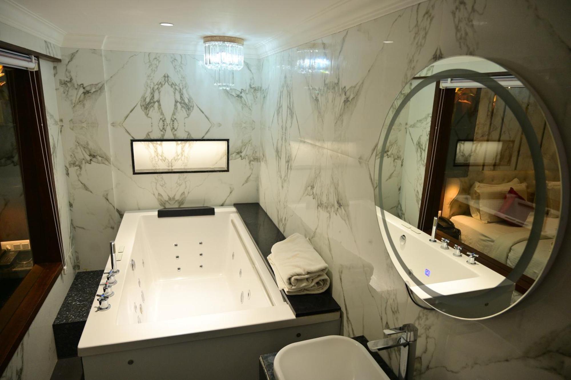 Hotel Golden Riviera Mysore Ruang foto